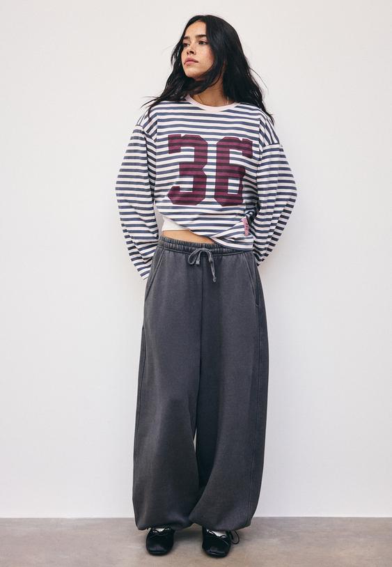 gestreiftes-langarmshirt-mit-print