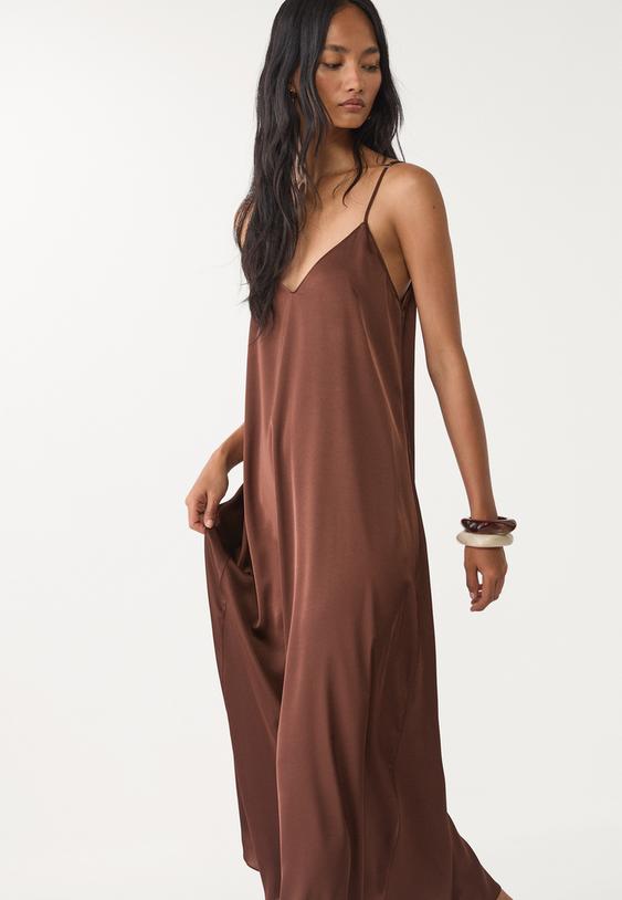 saten yuzeyli dokumlu uzun elbise