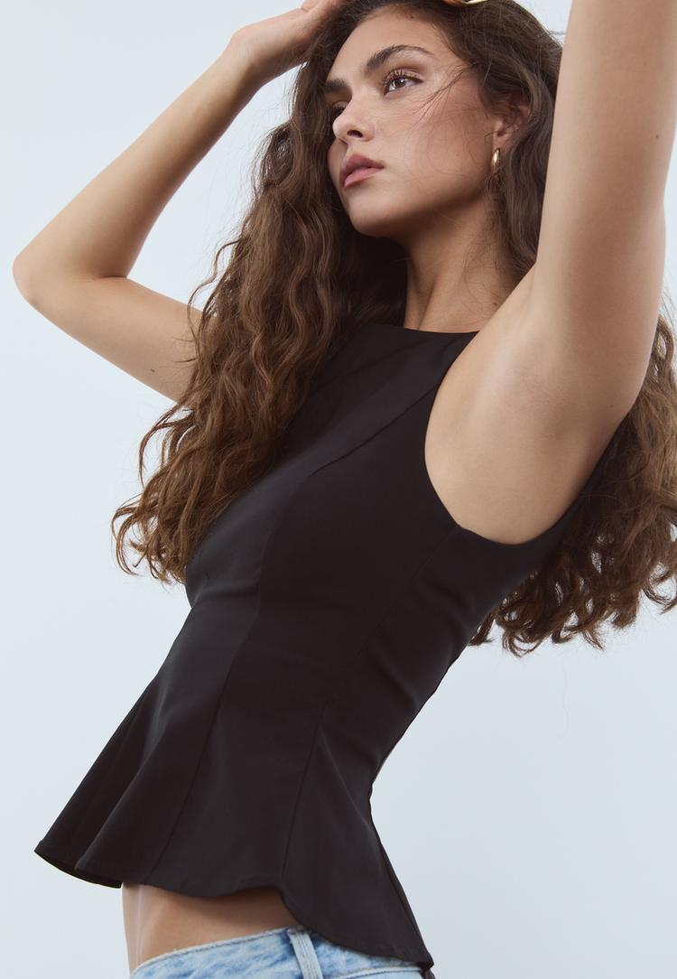top peplum sin mangas