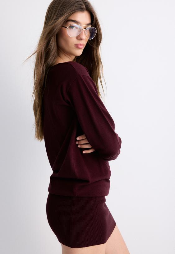 vestido curto de malha com decote barco