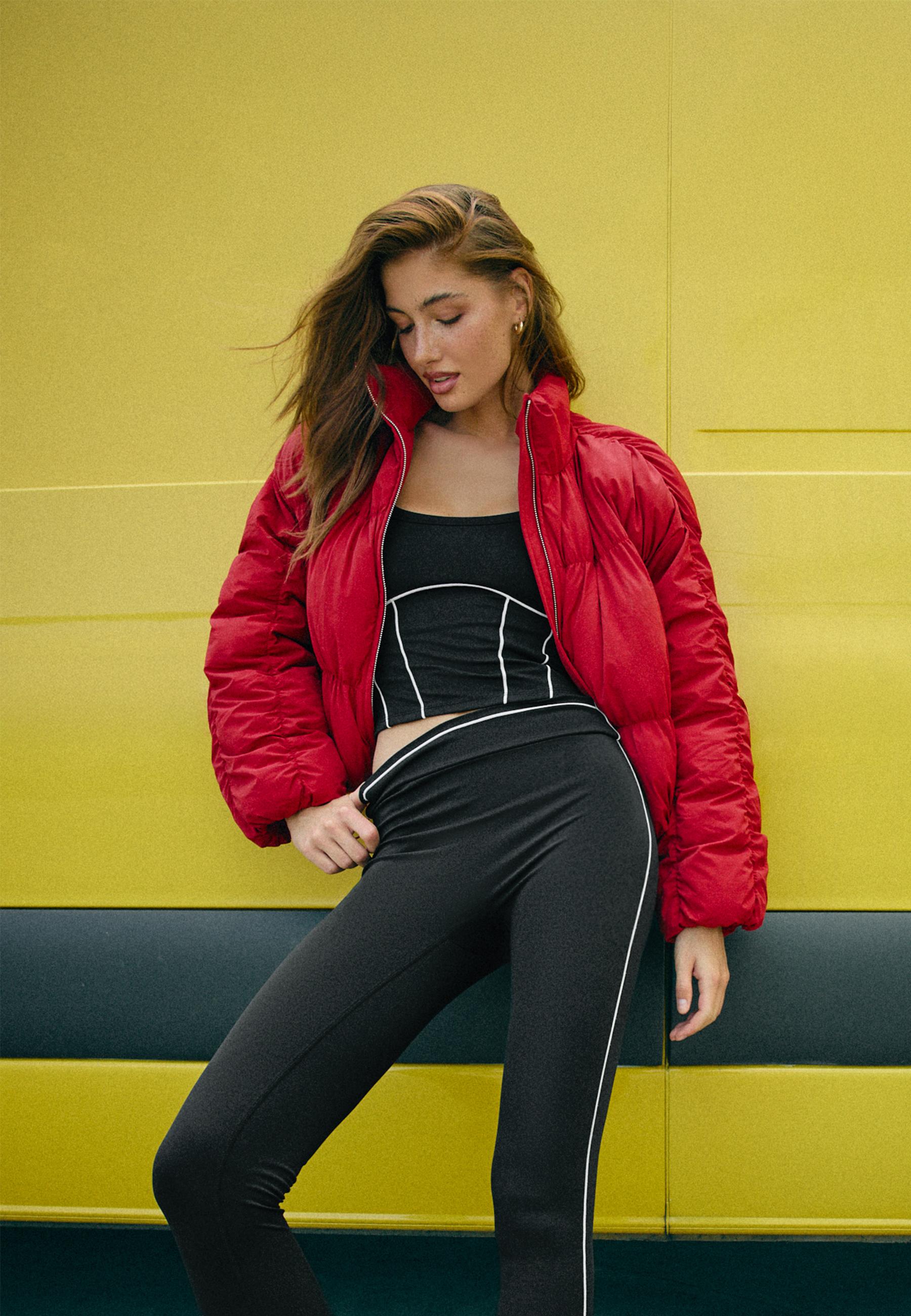 Stradivarius Cropped Τοπ Με Ραφές Μαύρο M