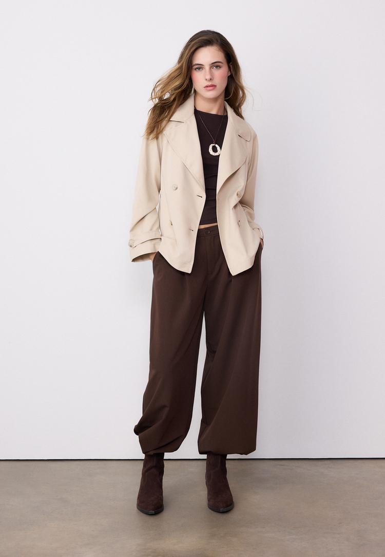 trench corto fluido con cintura