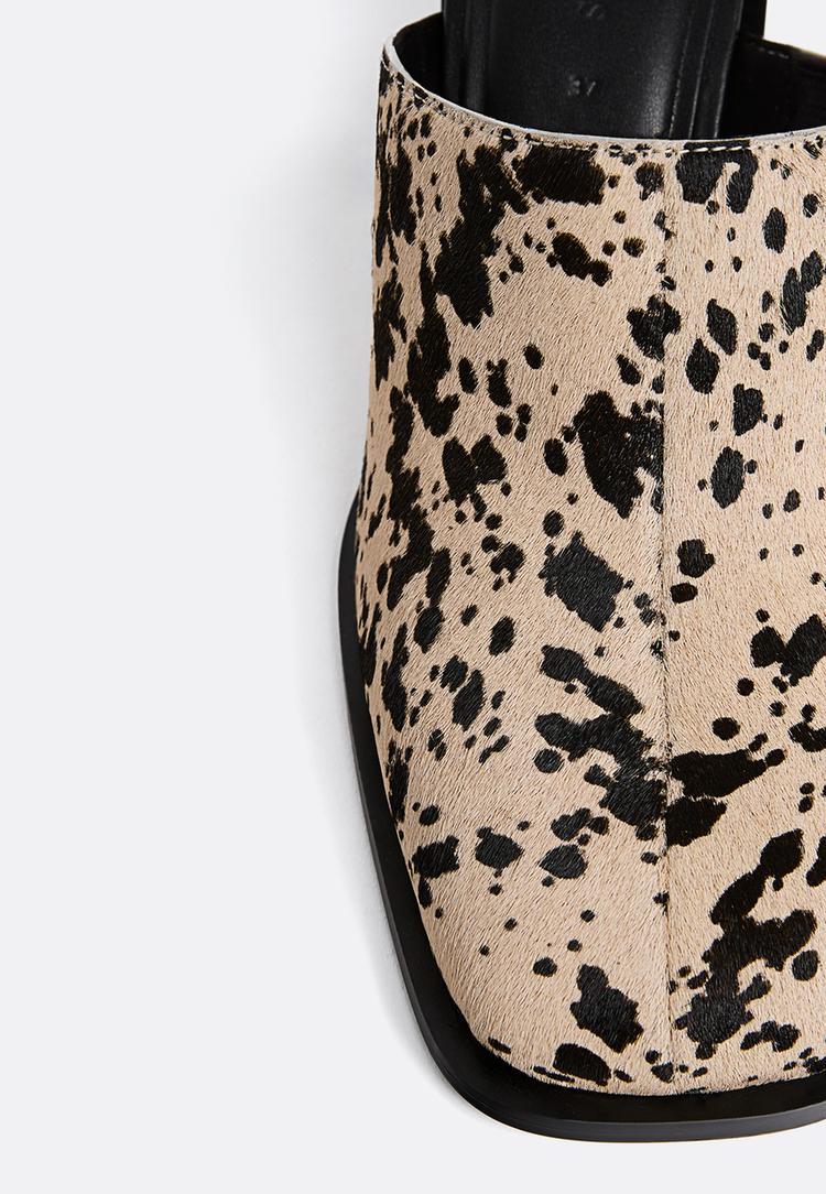 zuecos tacon animal print pelo