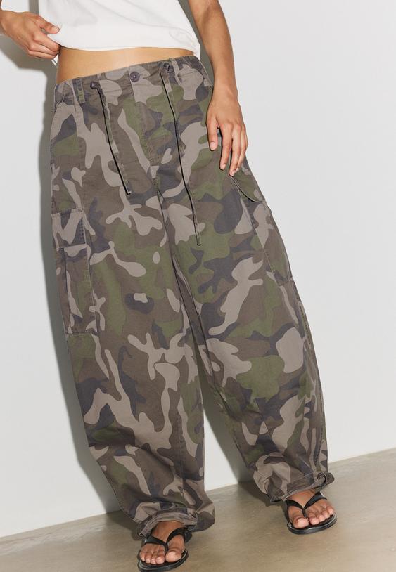 Stradivarius Pantaloni Cargo Cu Imprimeu Kaki 32