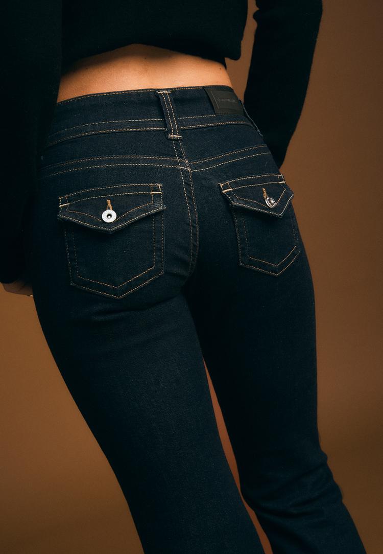 jeans boca de sino de cintura baixa com dois