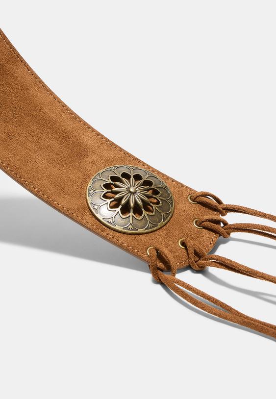 cinto largo com roseta de franjas