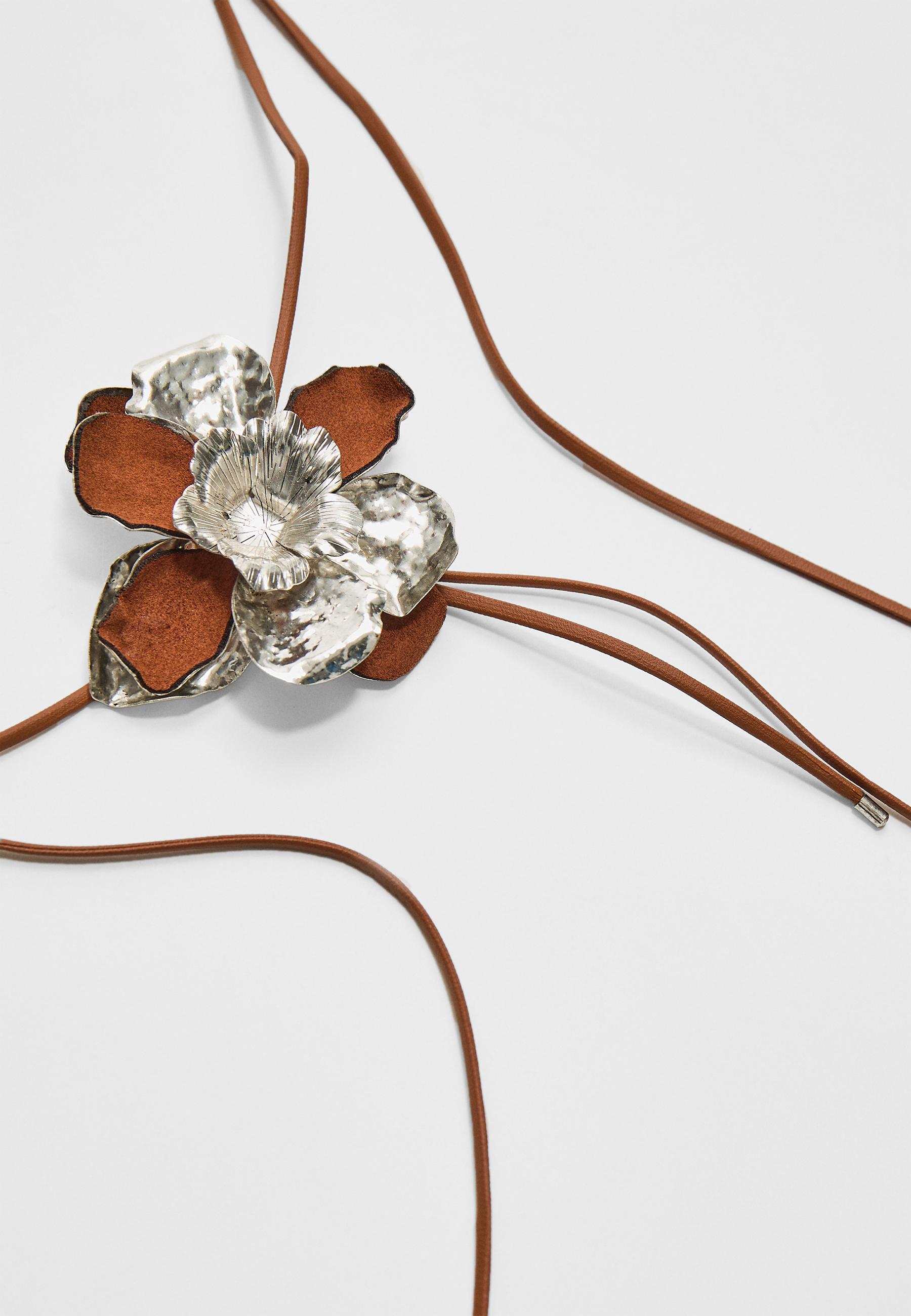 Contrast flower choker - Women's fashion | Stradivarius