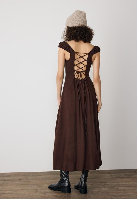 vestido fluido midi cruzado espalda con lino