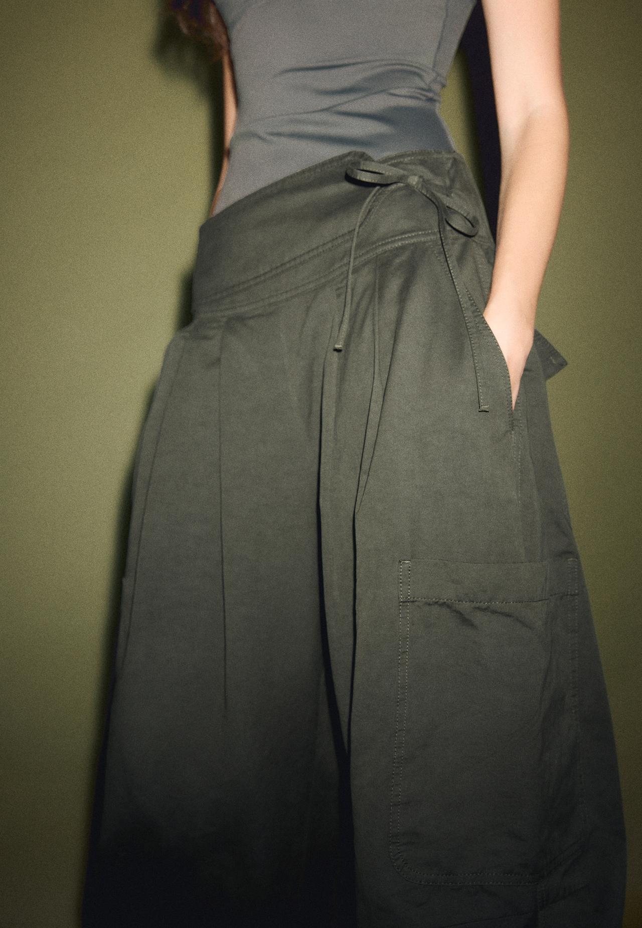 Voluminous cargo trousers with waist detail — 0-526