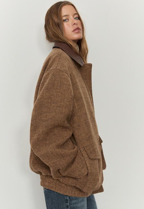 jacke-mit-fischgratmuster-und-taschen