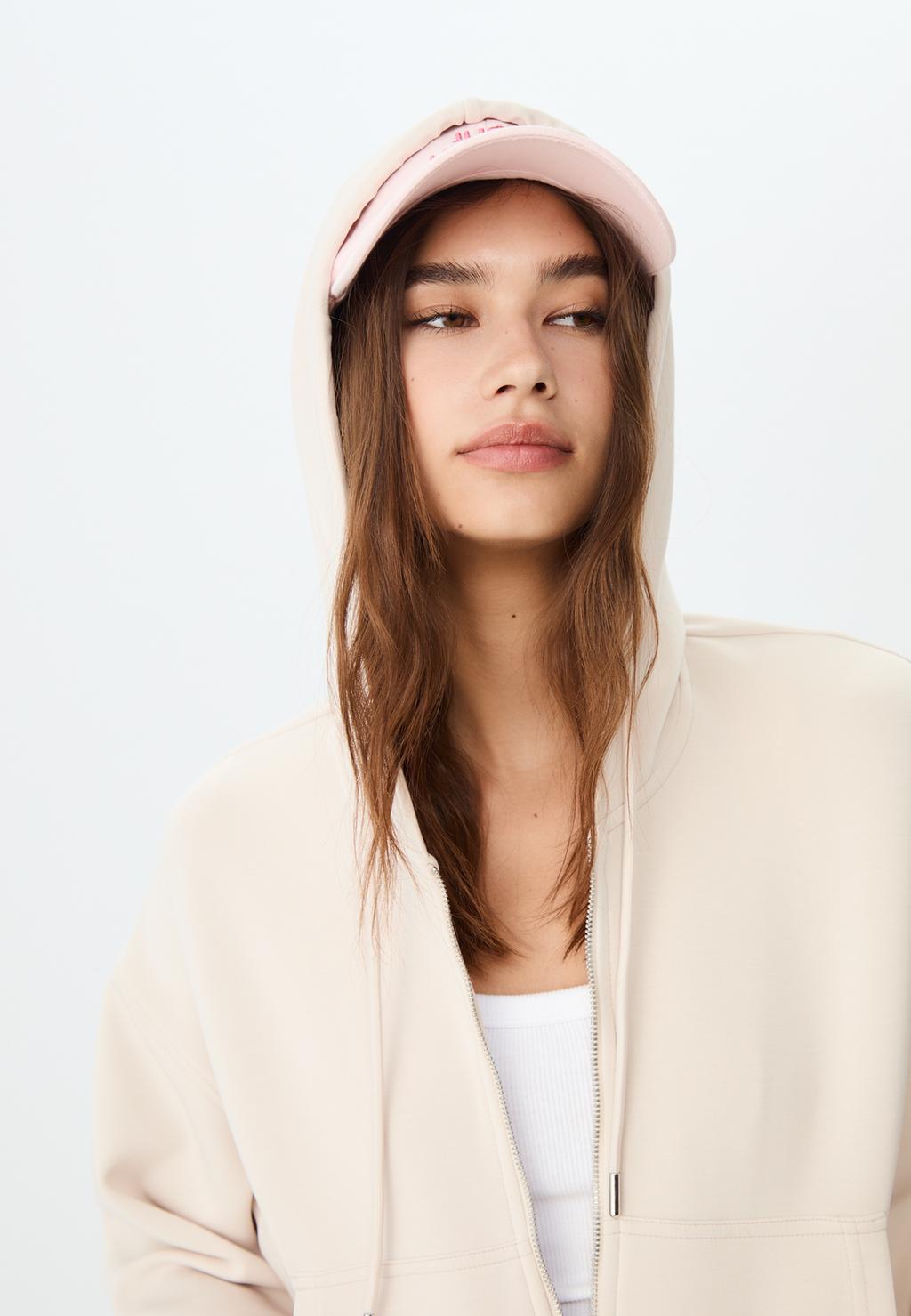 Chaqueta con capucha tacto suave