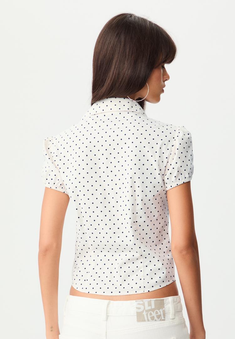 camisa fitted de manga curta com bolinhas