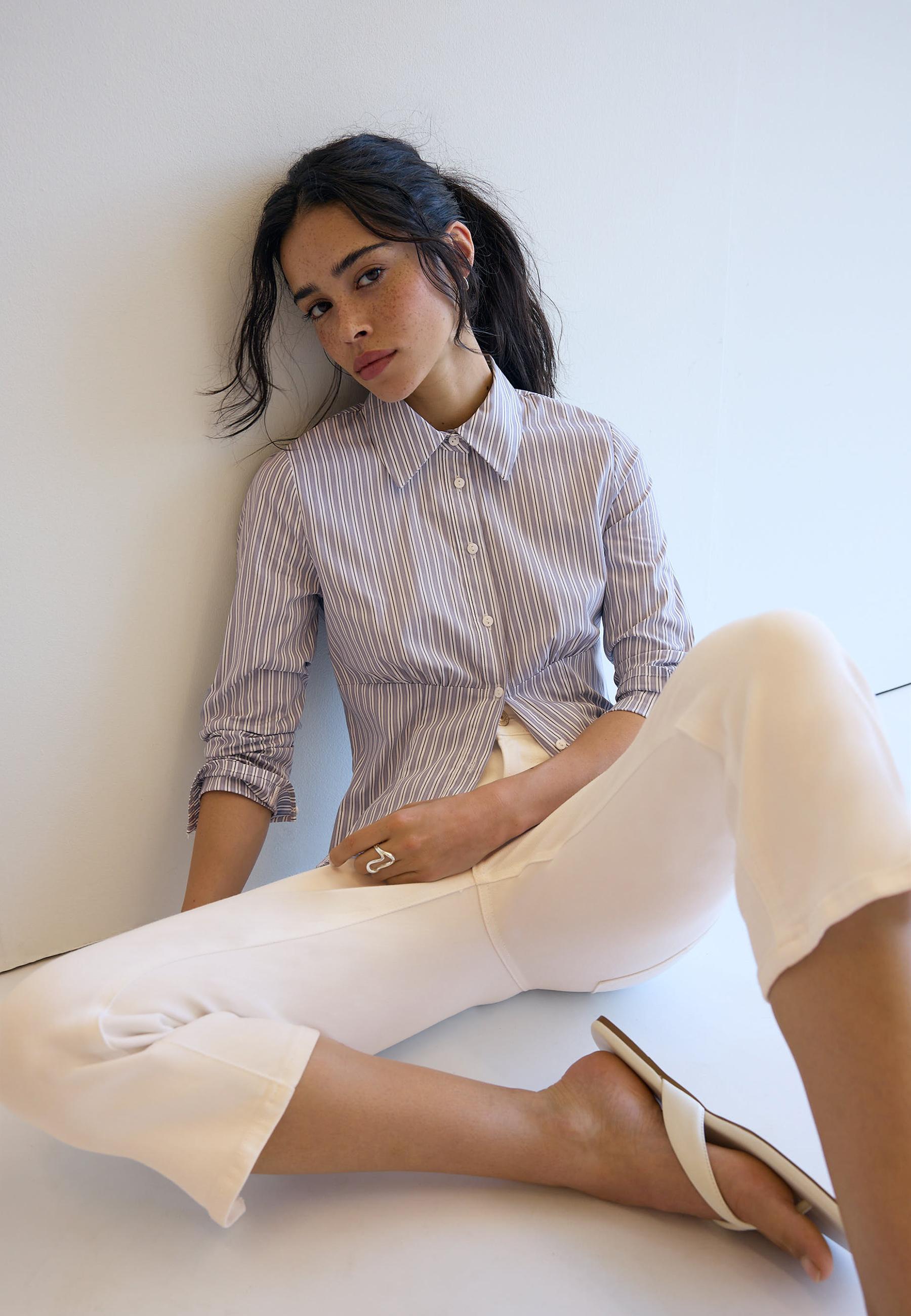 Fitted shirt with underbust seam — Pearl grey