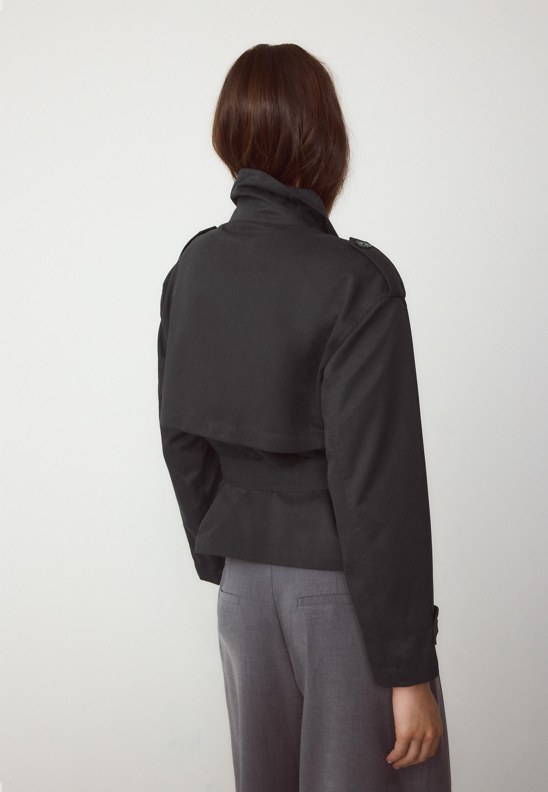 Kemerli ve dökümlü kısa trençkot - Görsel 5