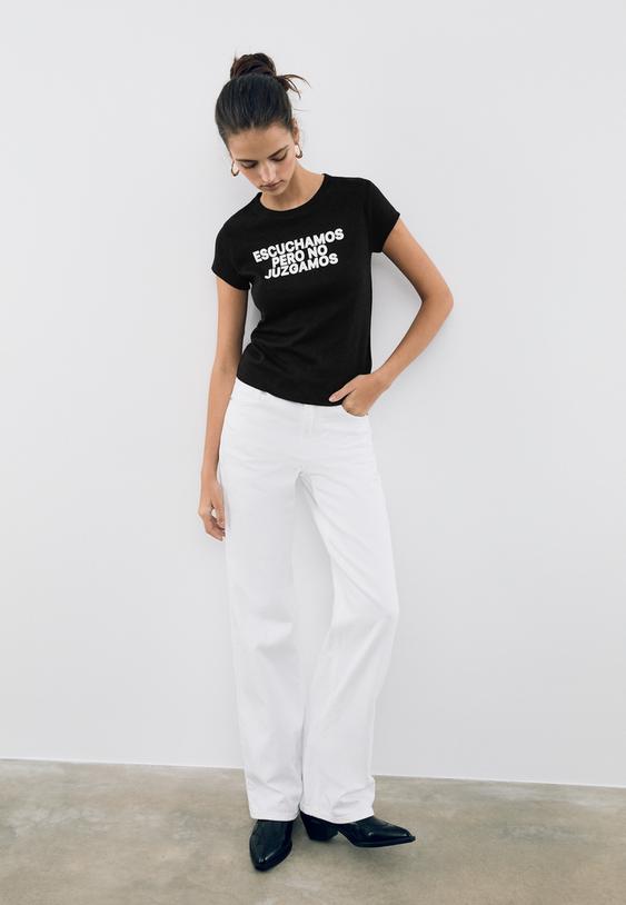 figurbetontes-tshirt-mit-text