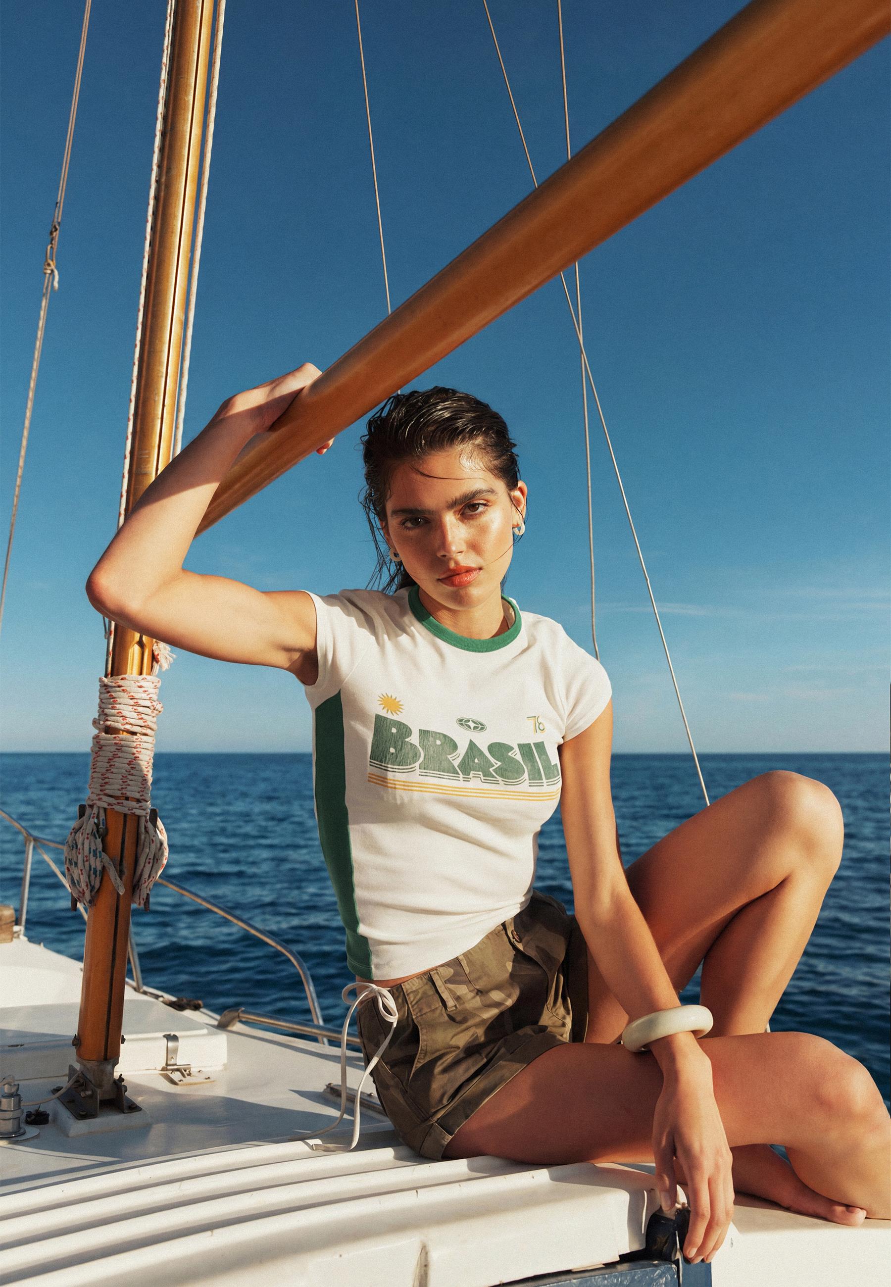 Contrast neck T-shirt with slogan — Green