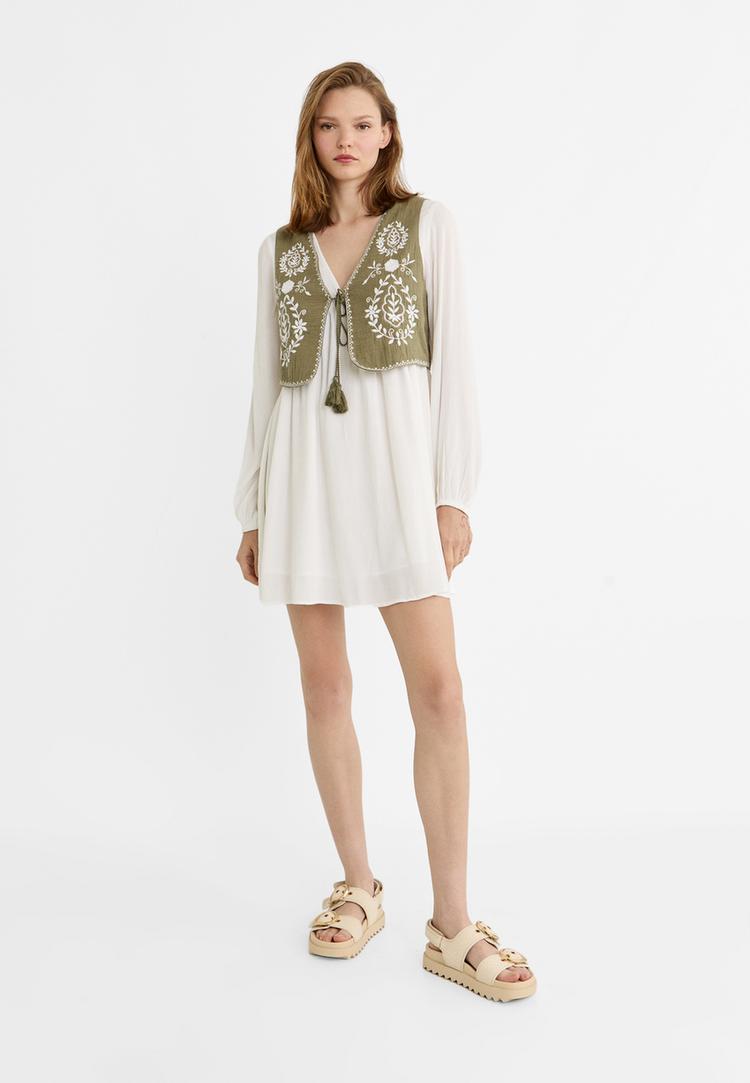 vestido corto con chaleco bordado