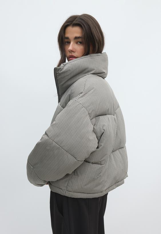 blusao acolchoado cropped de gola alta e xadrez