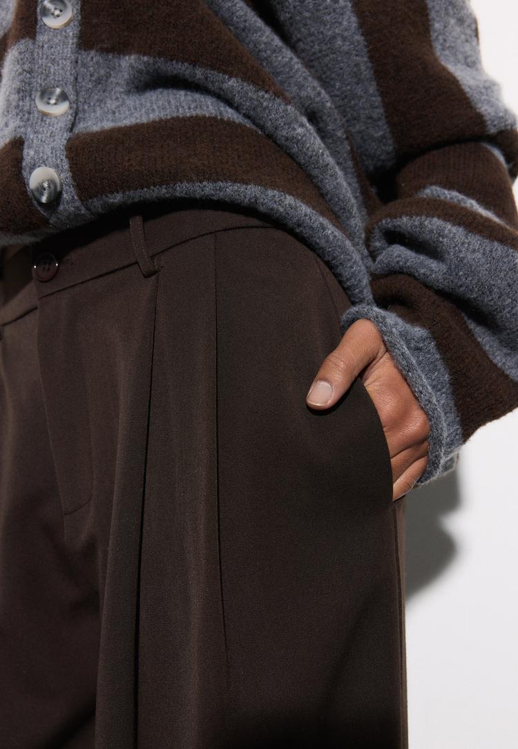 anzughose-mit-weitem-bein-und-abnahern