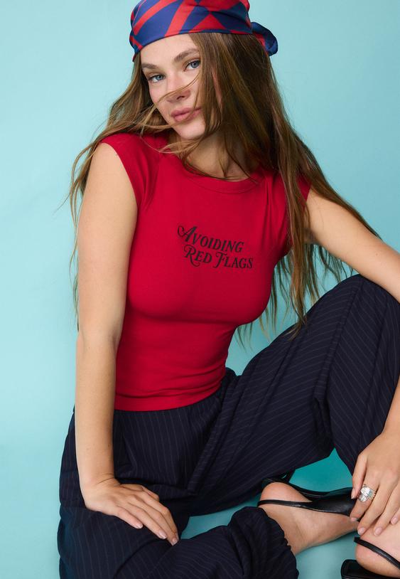 maglietta scollo a barchetta con scritta