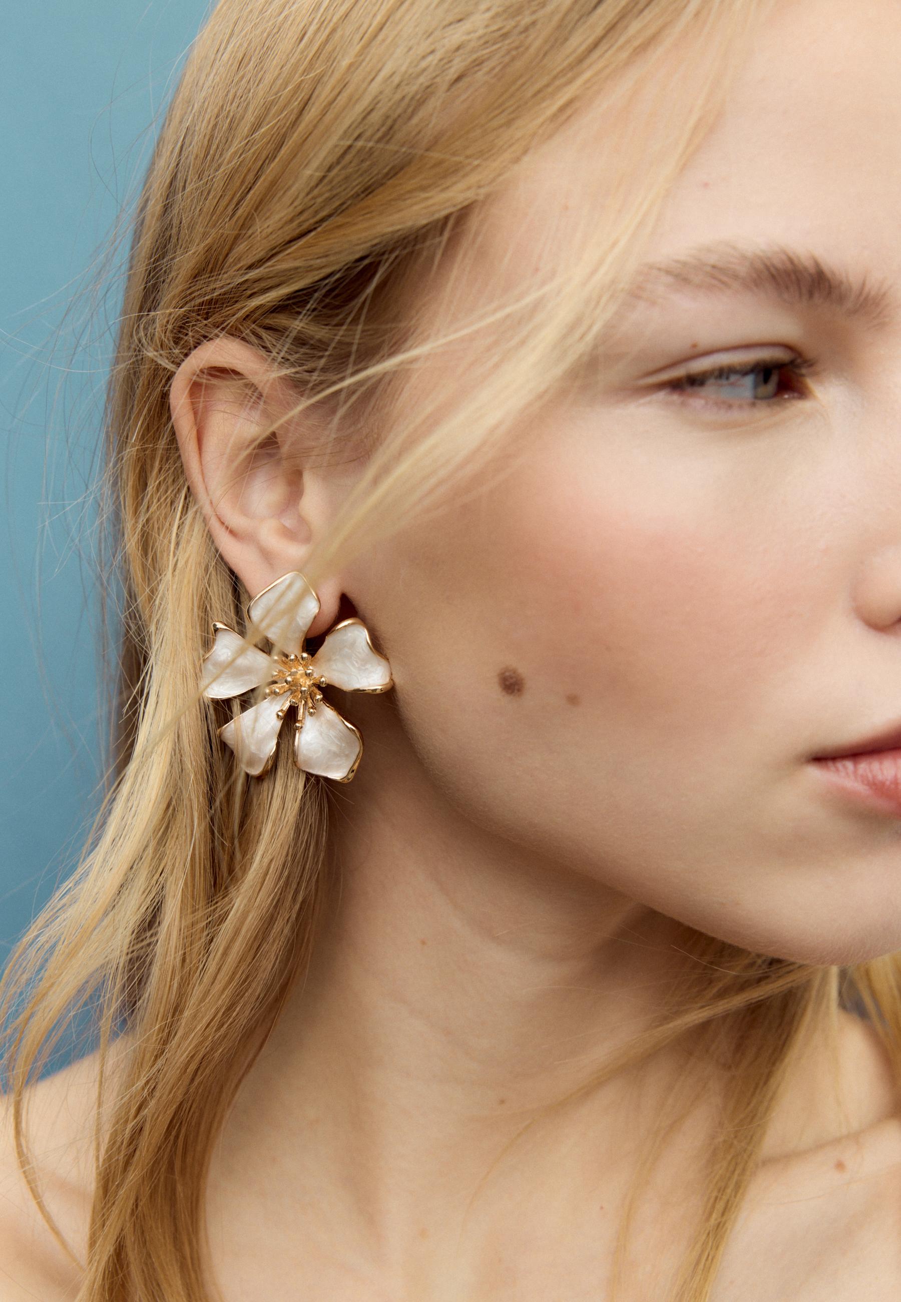 Enamelled flower earrings — Ecru