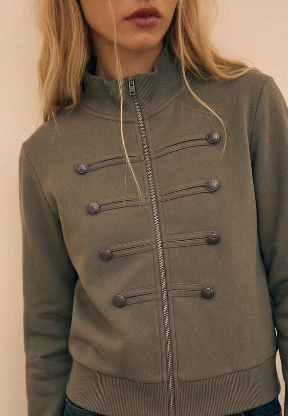 sweatshirt com fecho de correr e botoes metalicos