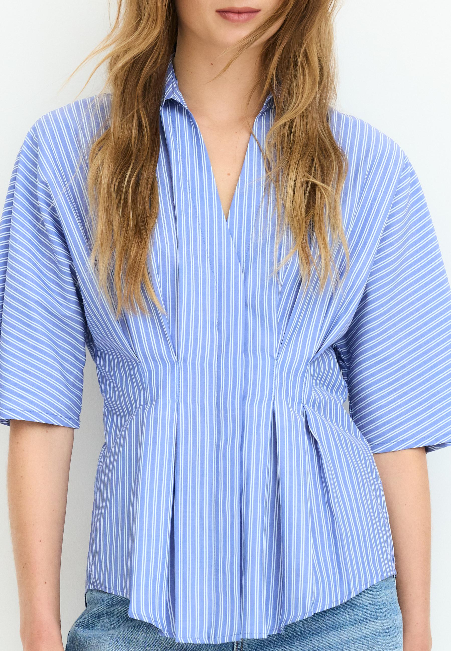 Fitted kimono sleeve pleated shirt — Blue