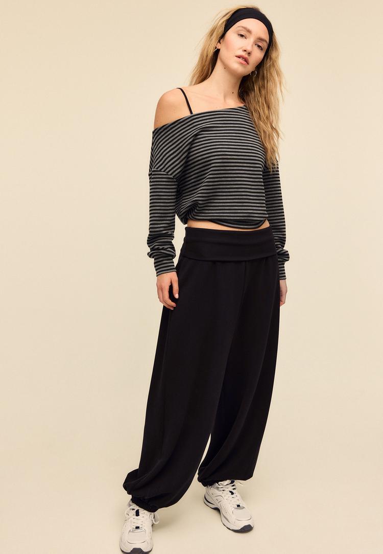 soft touch sweater met blote schouder