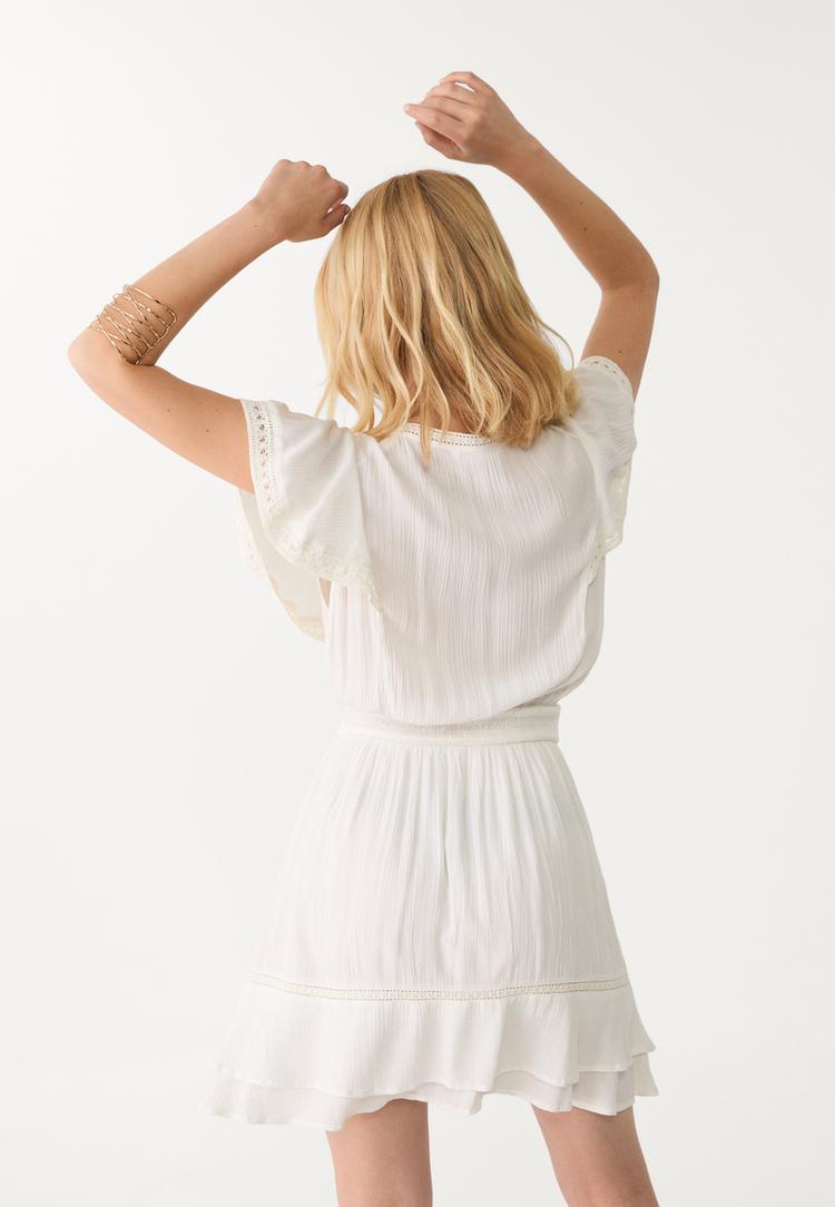vestido fluido corto volantes