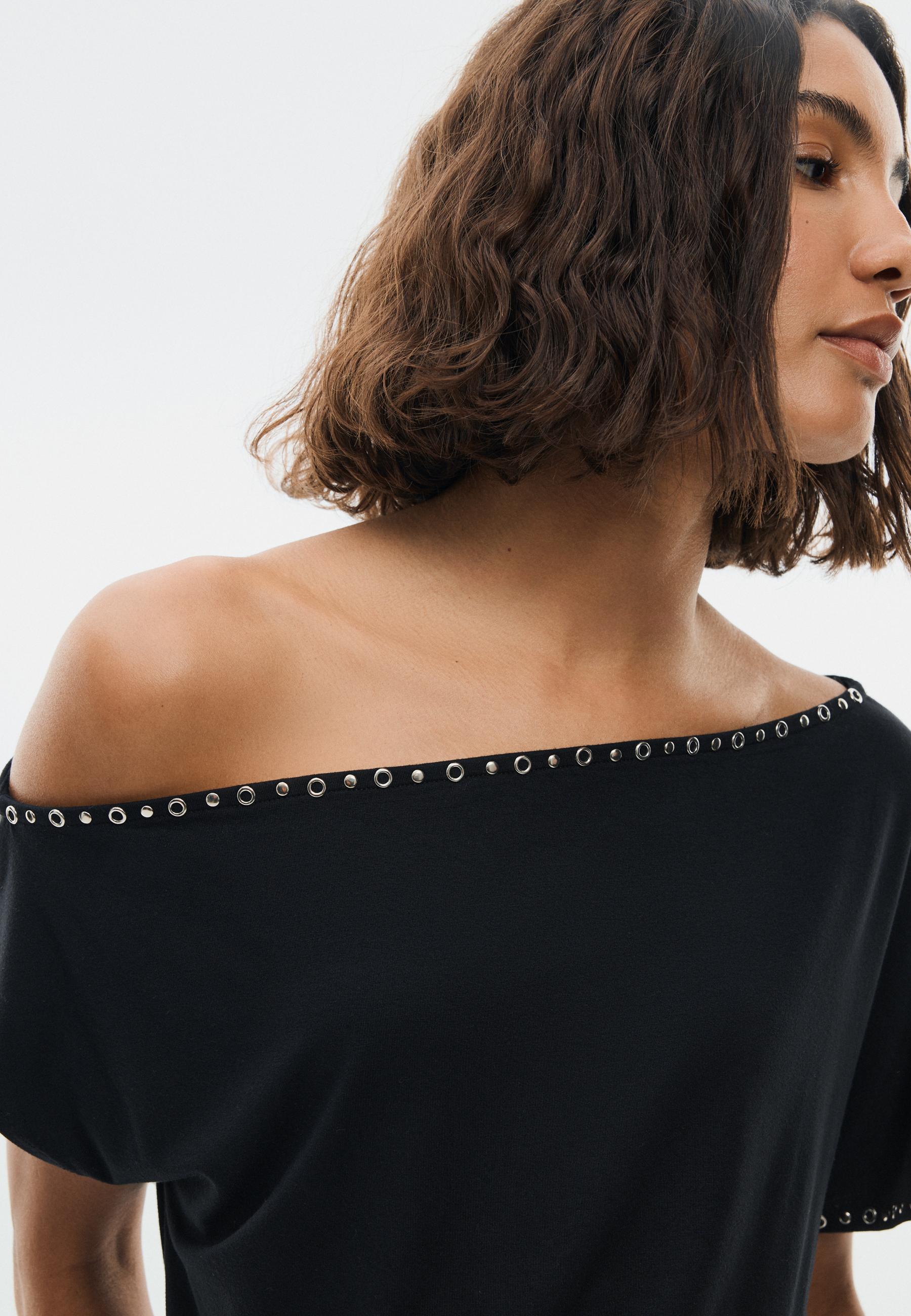 Asymmetric stud T-shirt — Black