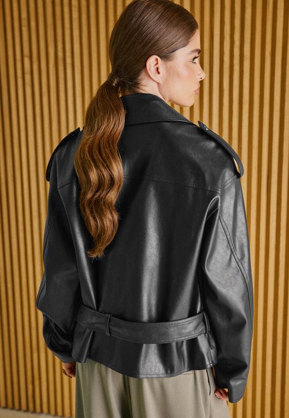 bikerjacke-aus-kunstleder-mit-gurtel