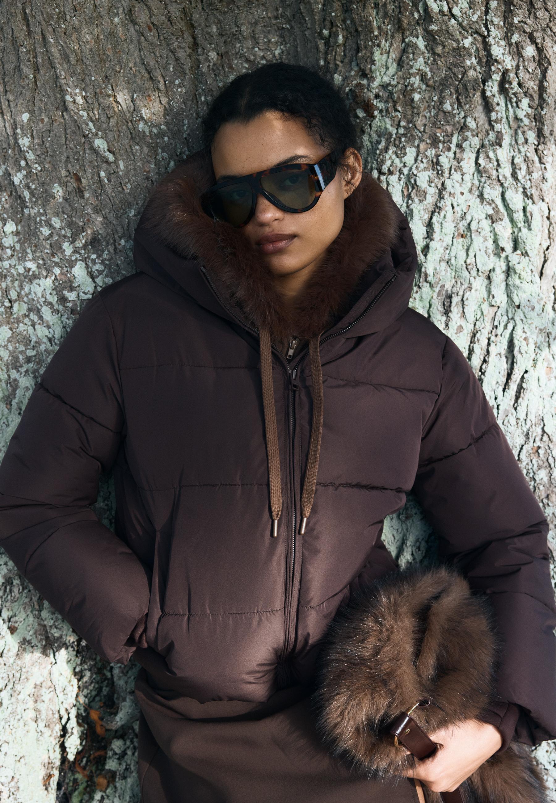 Stradivarius Kapüşonlu basic şişme ceket görsel 3
