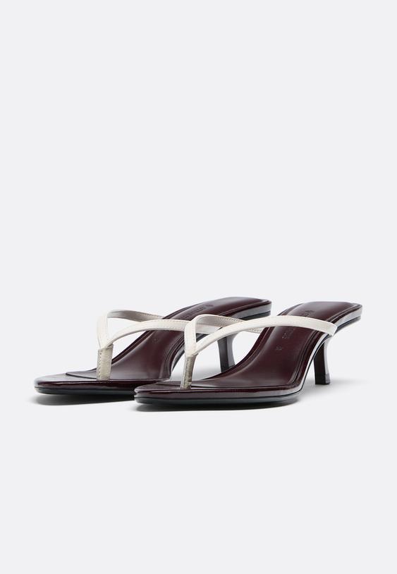 sandalias de tacao kitten thong com detalhe