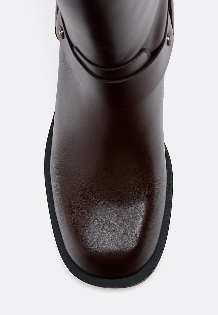 botas rasas biker com fivelas