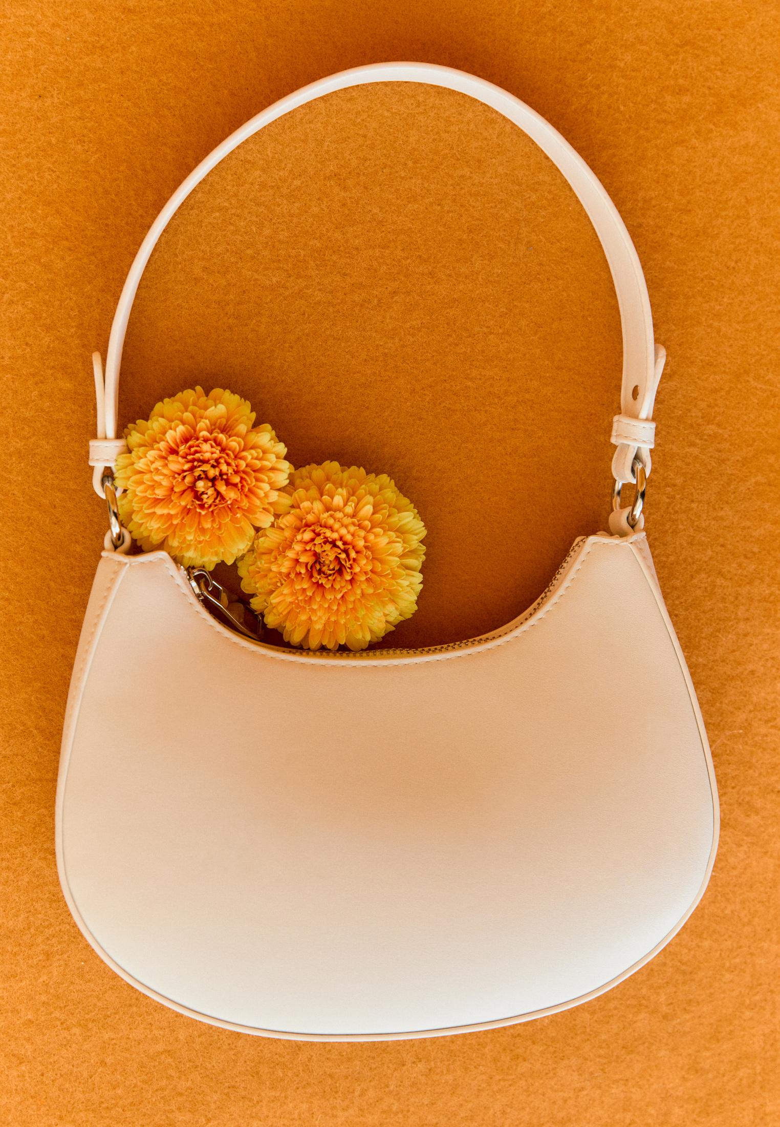 Moon shoulder bag with chain — White