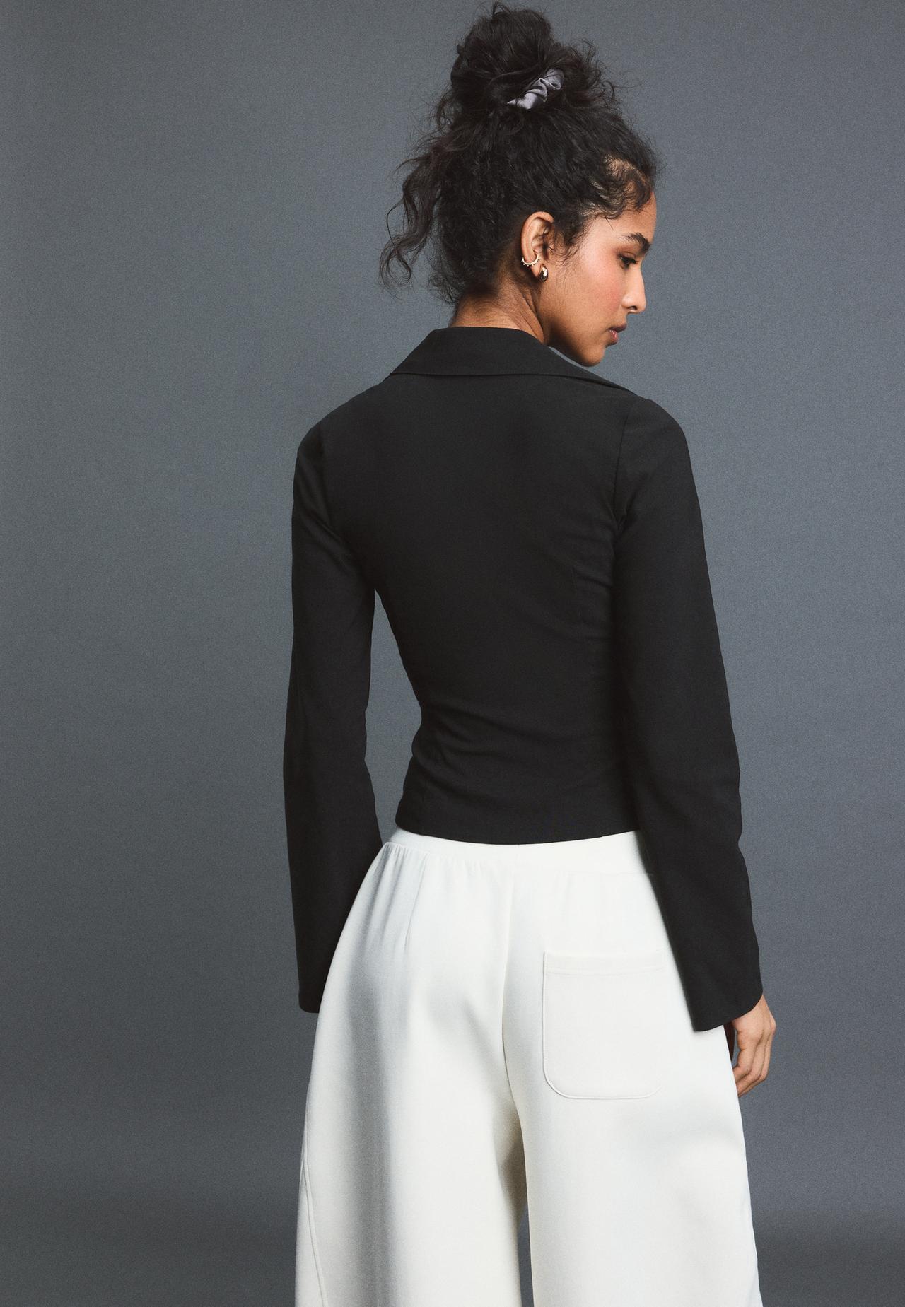V-neck gathered shirt — Black