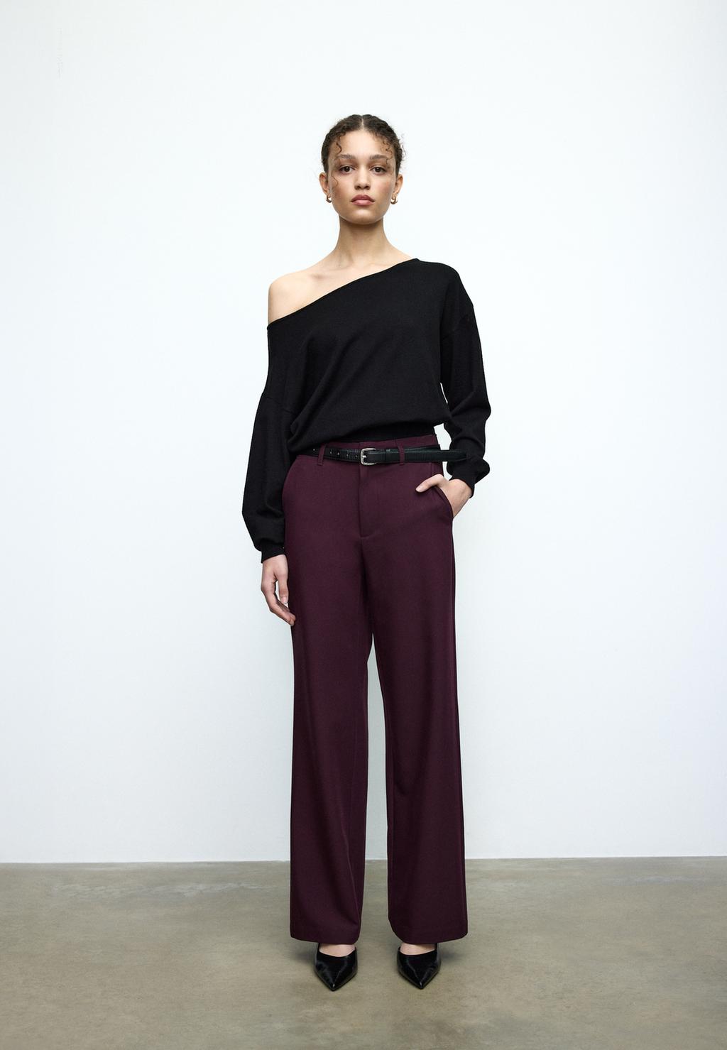 Fließende, gerade Stoffhose mit Gürtel