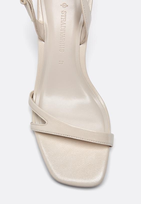 sandalias de tacao com tiras cut out
