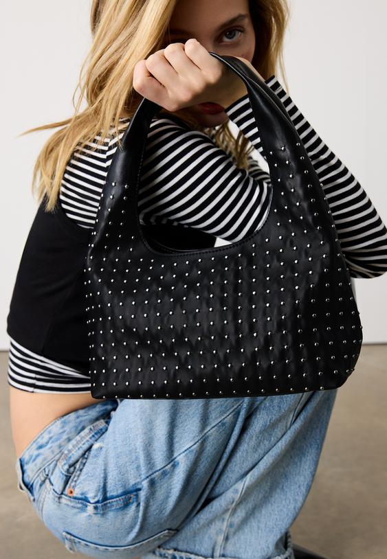 bolso de hombro detalle tachas