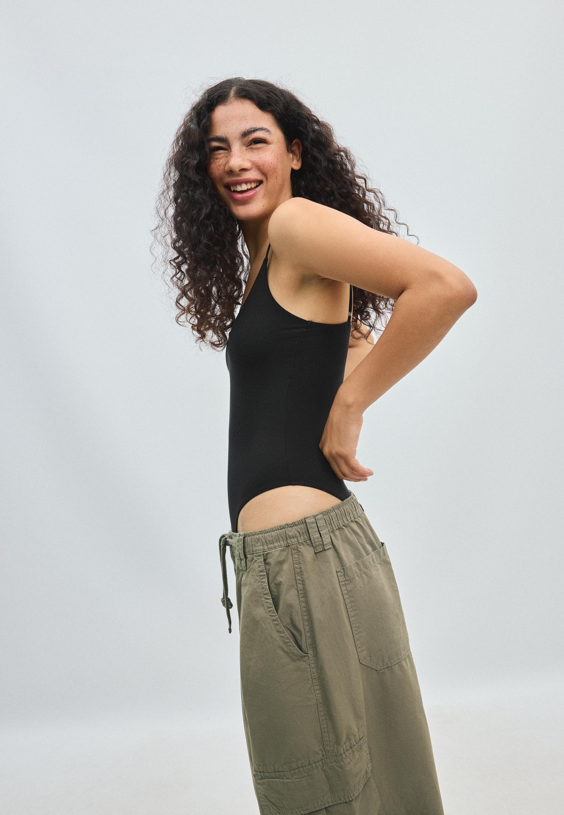 Stradivarius V yaka askılı body