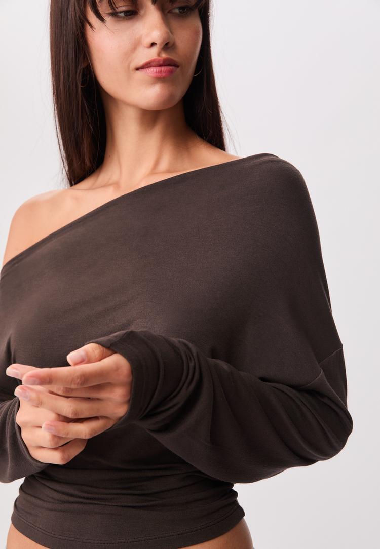 camiseta cuello asimetrico
