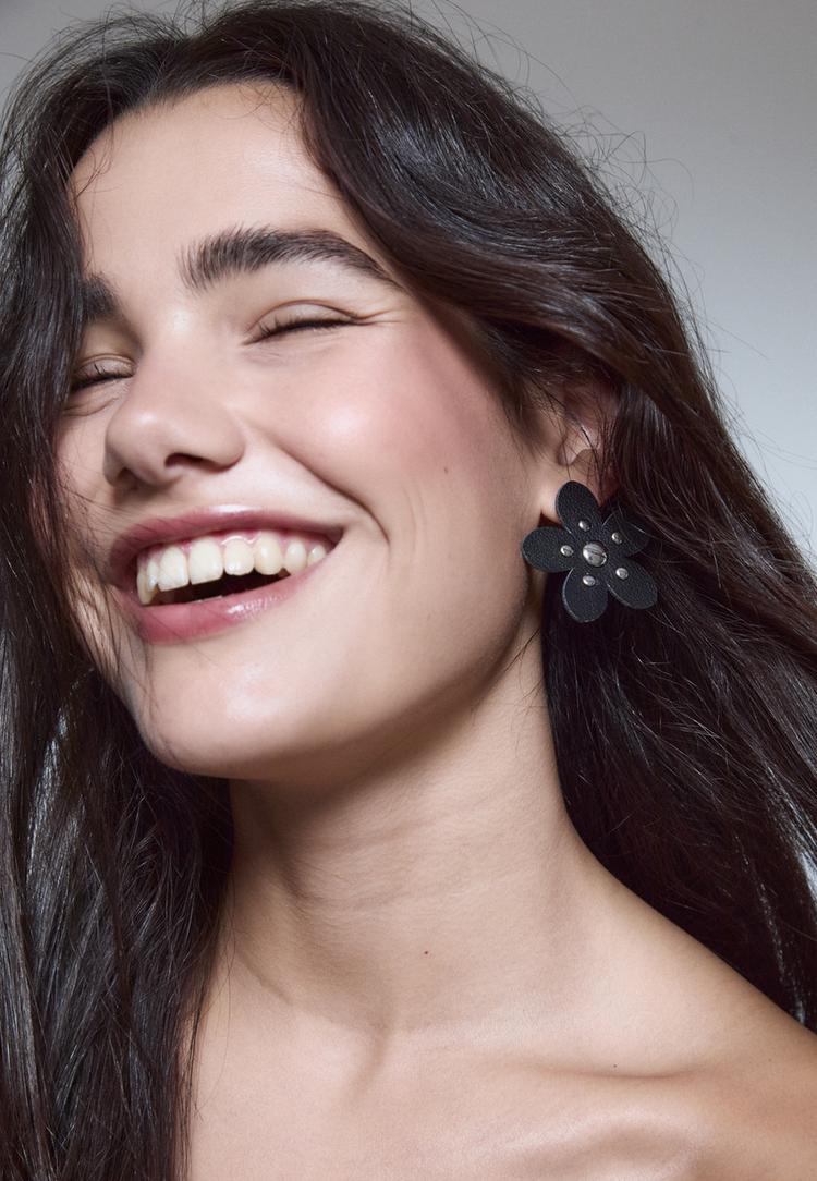 pendiente flor efecto piel