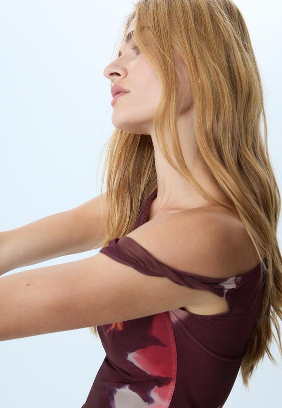 asymmetrisches-tull-shirt-mit-print