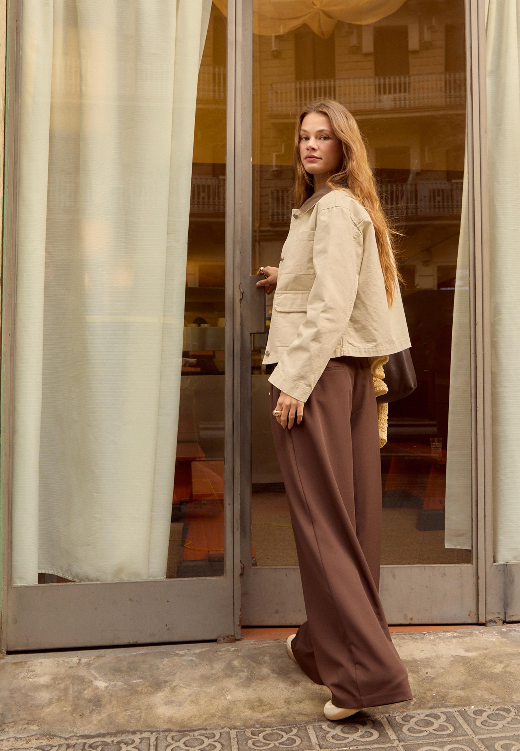 Wide-leg smart trousers with adjustable buttons — Brown