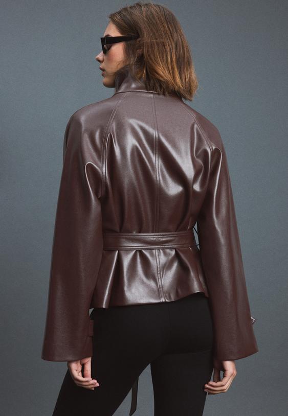 trenchcoat-aus-kunstleder-mit-stehkragen