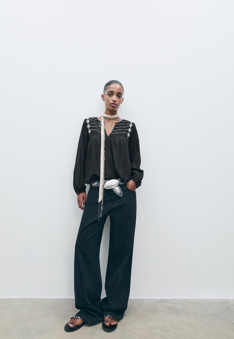 Stradivarius Bluse Med Blødt Fald Og Broderi Xs
