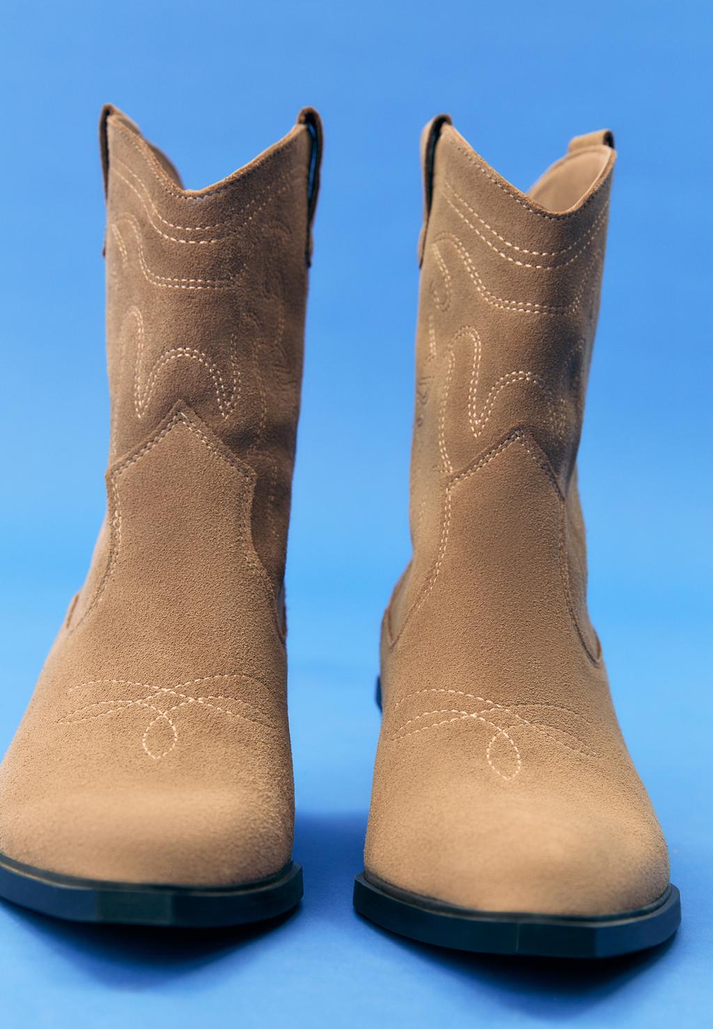 Stiefeletten aus Rauleder im Cowboylook