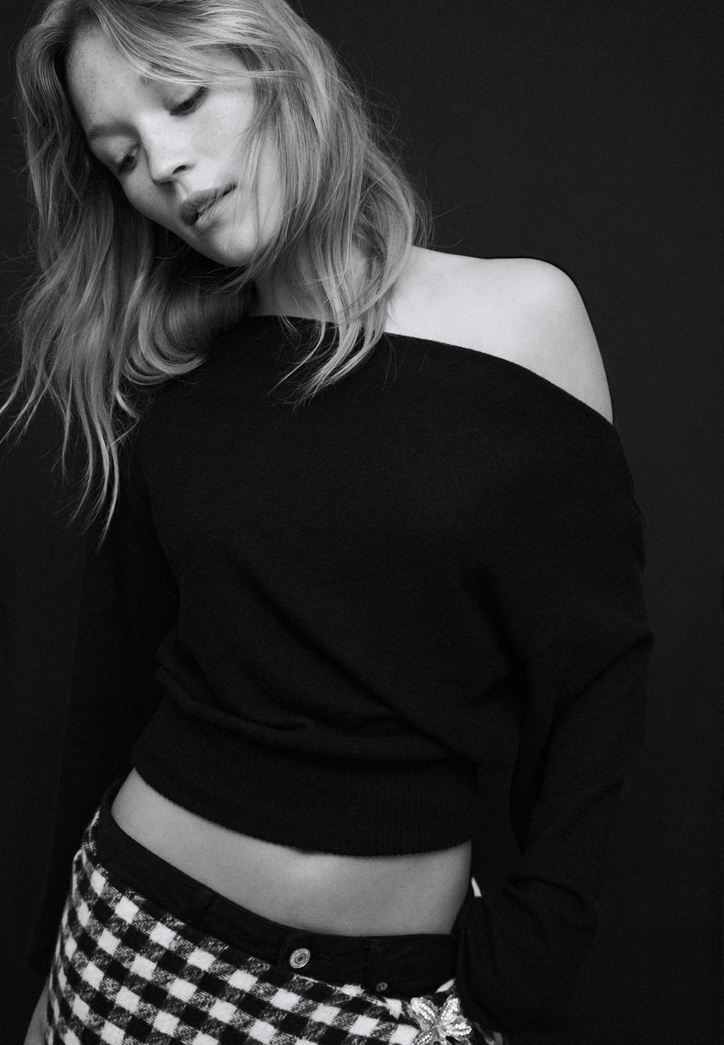 Dzianinowa koszulka z dekoltem łódkowym i paskiem