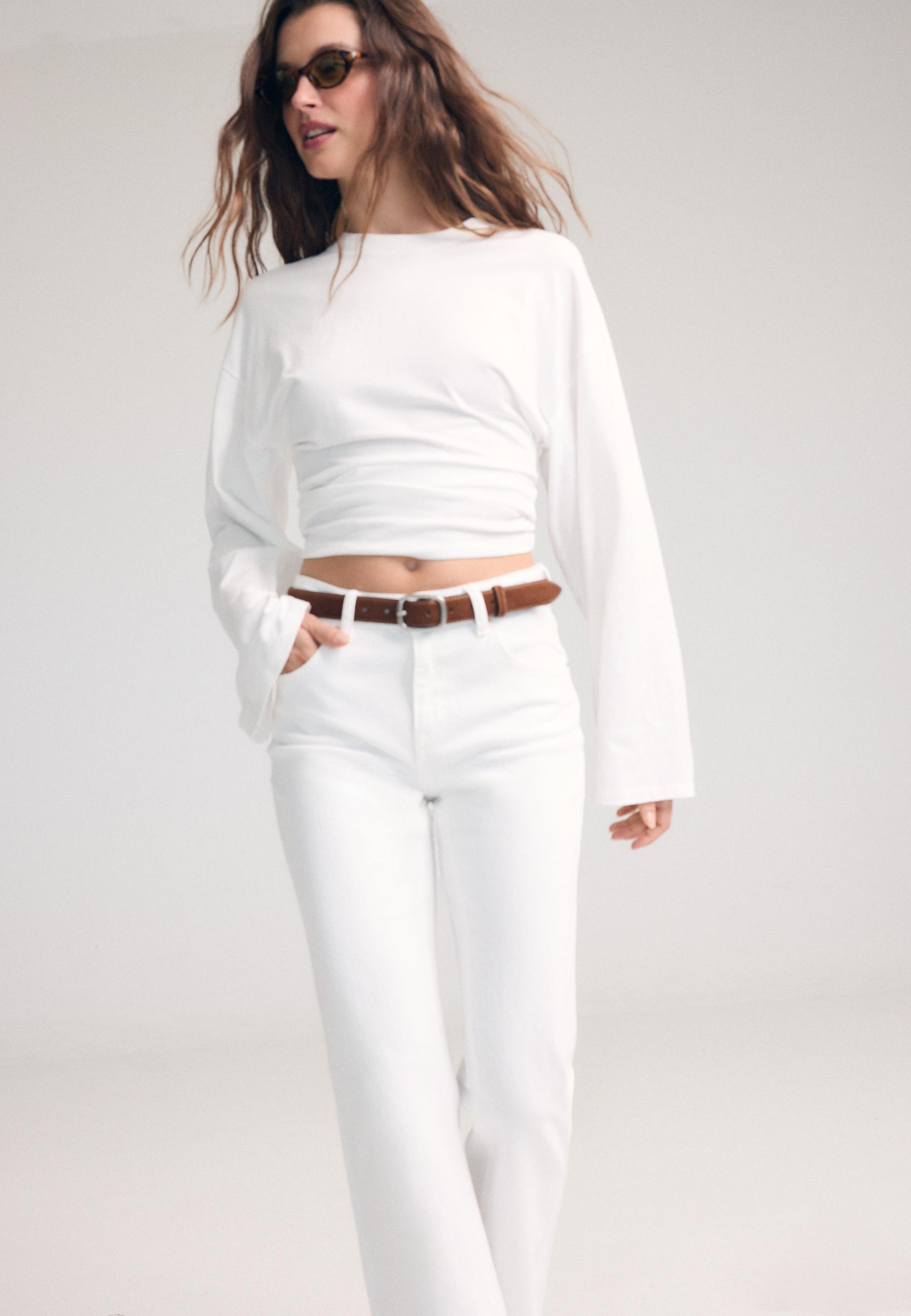 D68 Belted boot-cut jeans — White
