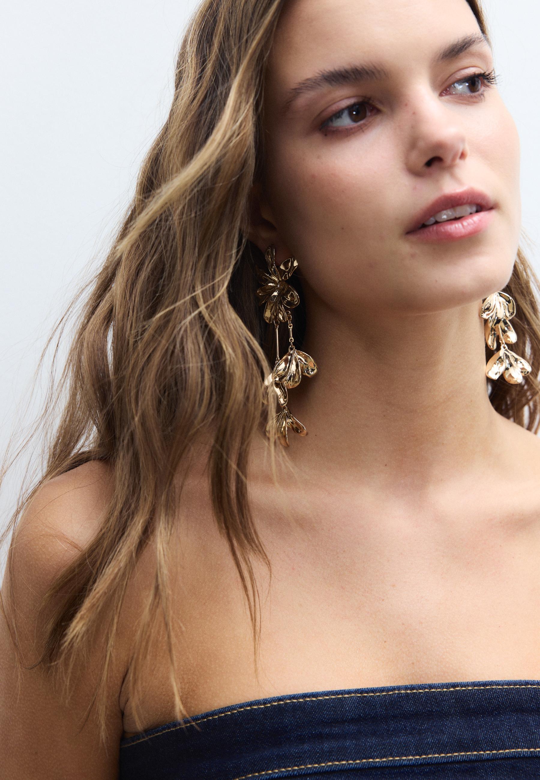 Flower dangle earrings — Gold